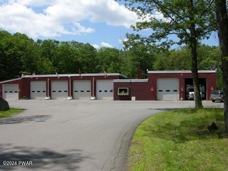 Building Photo - 402 Canoe Brook Dr