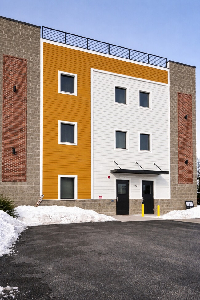 Building Photo - Lake 37