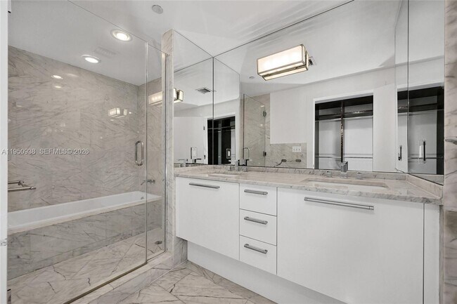 Building Photo - 900 Biscayne Blvd