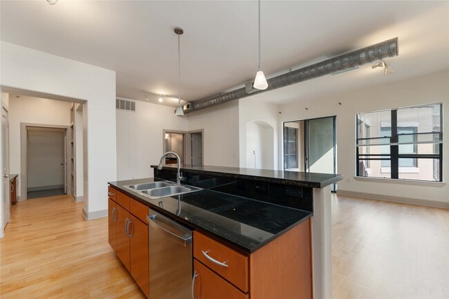 Building Photo - 1901 Post Oak Blvd