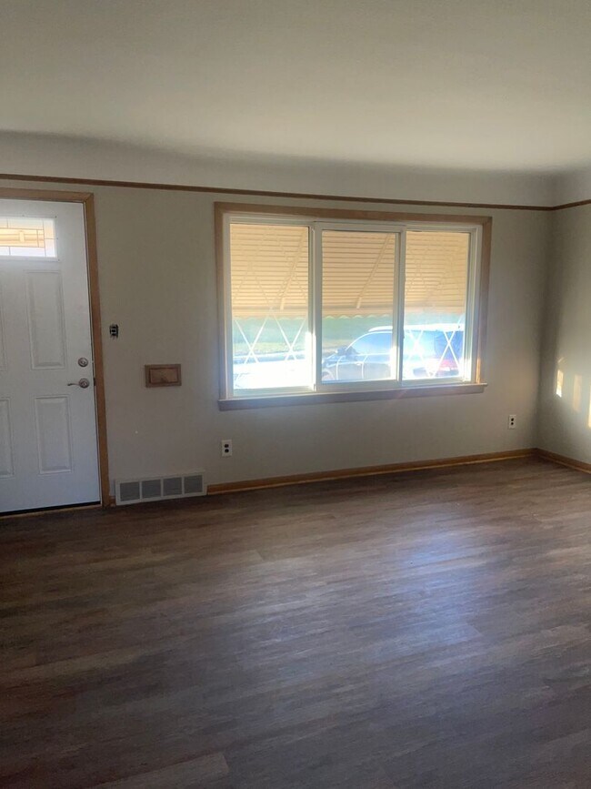 Building Photo - 15717 Northwood Ave