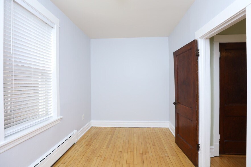 Building Photo - 5141 W Roscoe St