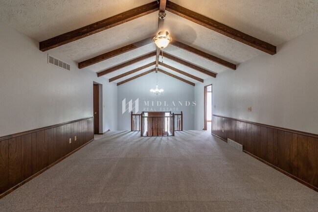 Building Photo - Updated Split Level