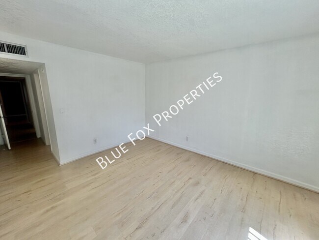 Building Photo - 3456 N Richland Dr