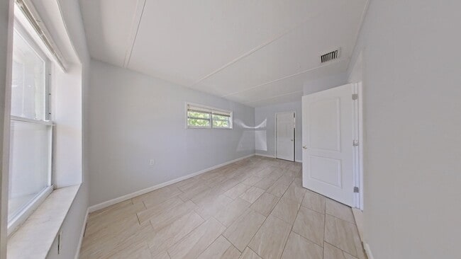 Building Photo - Cute Updated 2/1 with Bonus Room in Fort P...