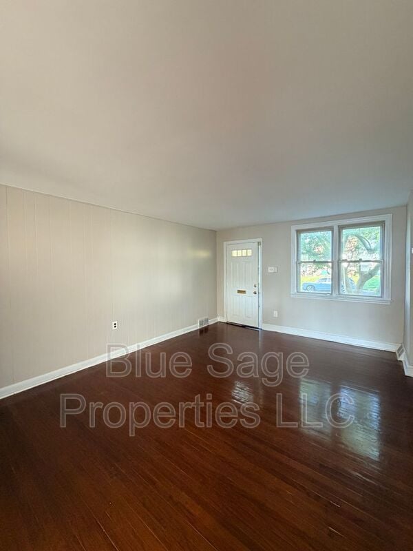 Building Photo - 902 Maple Ave