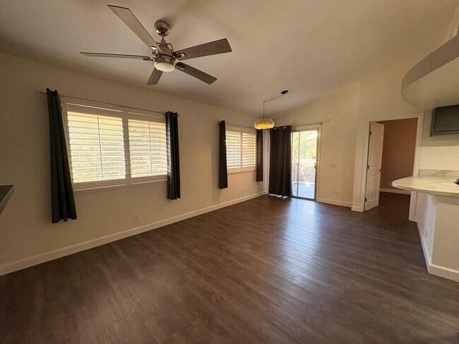 Building Photo - ***MOVE-IN SPECIAL*** AVAILABLE NOW! 2 Bedroom 2 bathroom upstairs unit located in Ontario