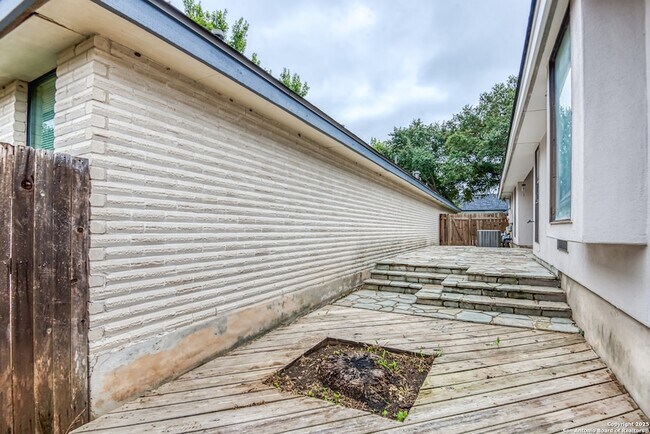 Building Photo - 14823 River Glen N