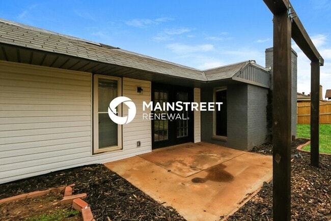 Building Photo - 3 Bedroom Pet-Friendly Home in Oklahoma City, OK with Main Street Renewal