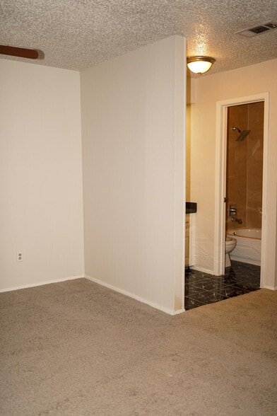 Building Photo - Room in House on Corona Dr