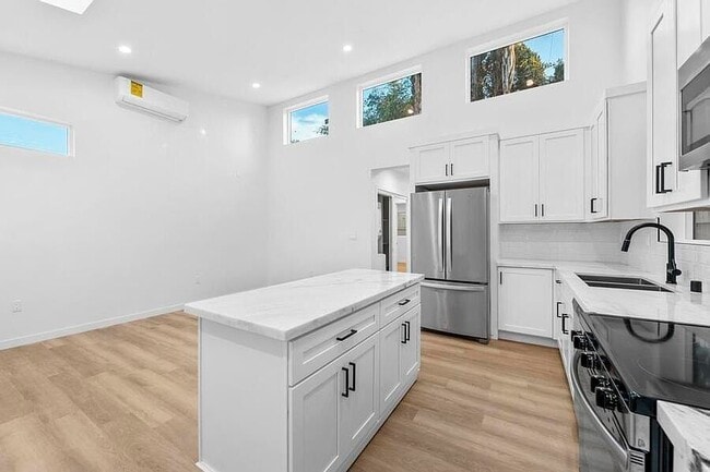 Building Photo - 739 N Formosa Ave