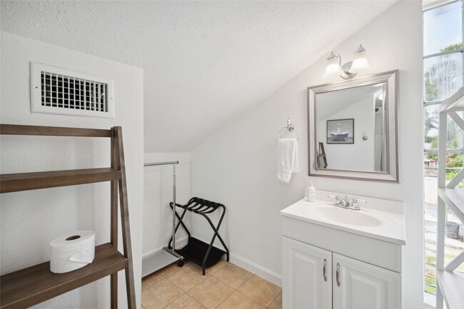 Building Photo - 1105 Tulane St