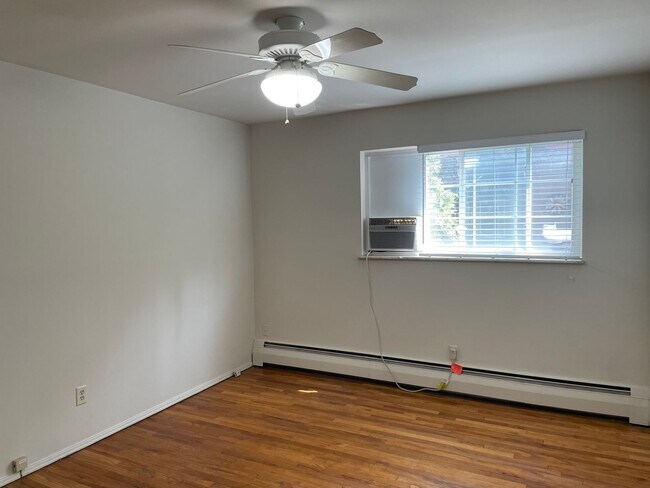 Building Photo - 2 BR IN HYDE PARK WITH OFF STREET PARKING