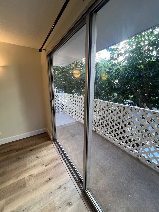 Building Photo - 1 bedroom, 1 bath, 1 parking in the heart of Waikiki!