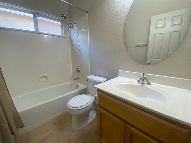 Building Photo - Charming 3 bed/3 full bath with Loft in St...