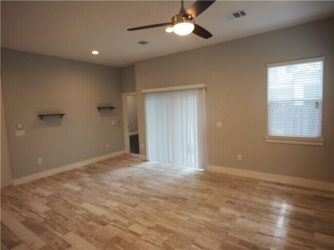 Building Photo - Modern 2 bed/2.5 bath Central Austin Home