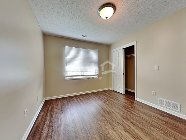 Building Photo - 160 Concord Farm Rd