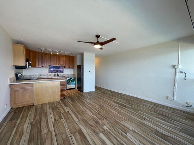 Building Photo - Lahaina Roads Oceanfront One Bedroom