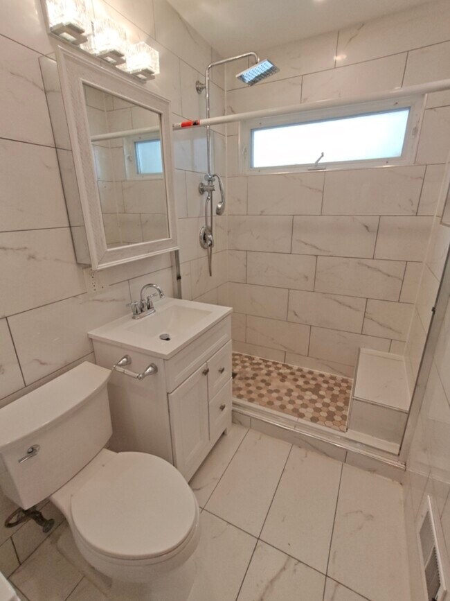 Building Photo - 2437 W Balmoral Ave