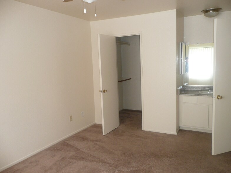 Building Photo - 674 W 41st St