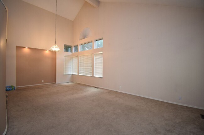 Building Photo - 2122 Rainbow Point Dr