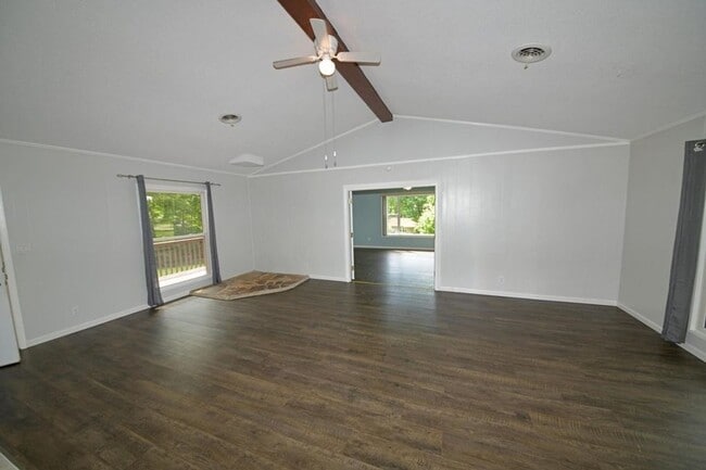 Building Photo - Lovely 2 bedroom / 2 bath right in the mid...
