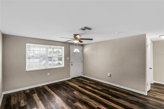 Building Photo - 1415 Classic Dr