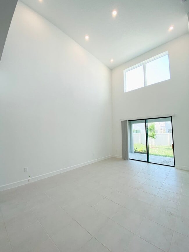 Building Photo - Winter Park  home in a Gated Community