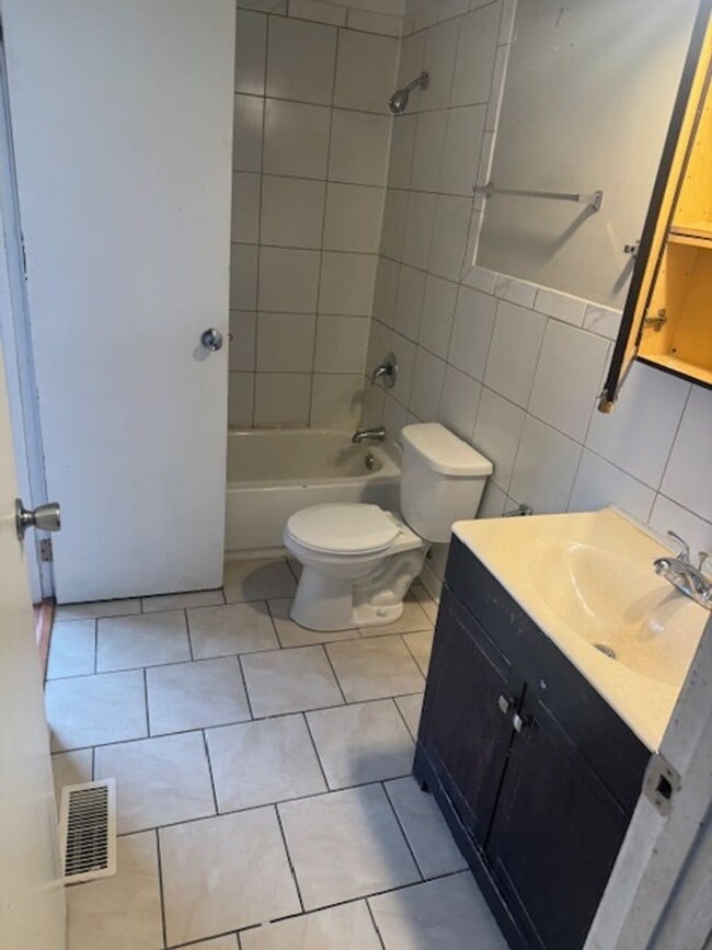 Building Photo - Available Now – 4 Bed, 2 Bath