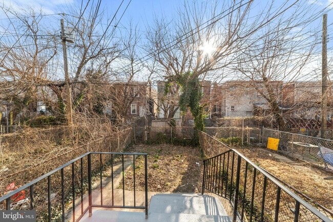Building Photo - 1249 Kenwood Ave