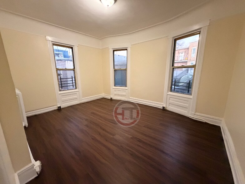 Building Photo - 853 Van Nest Ave