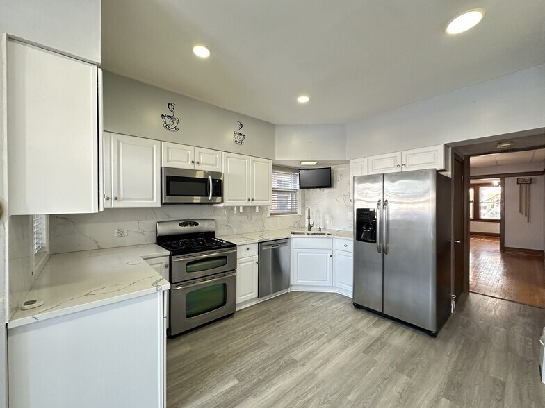 Building Photo - 3117 N Mango Ave