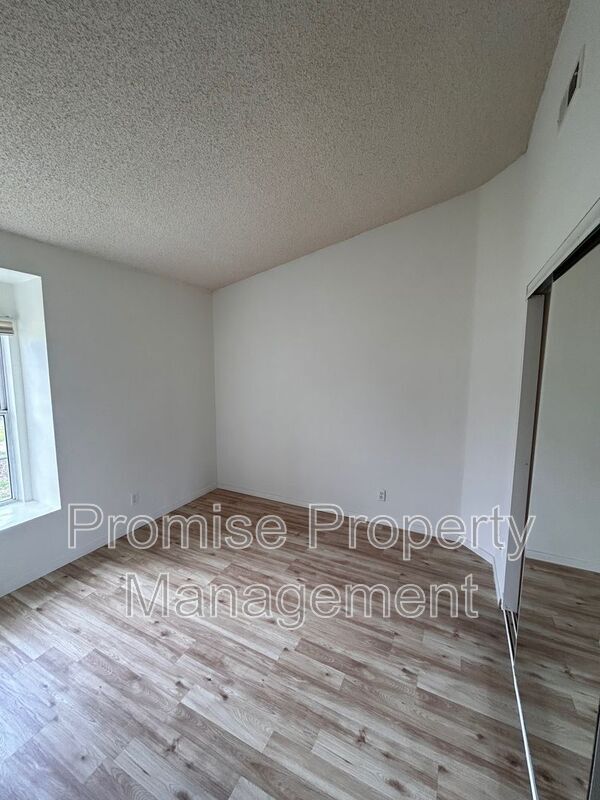 Building Photo - 885 Pinewood Dr