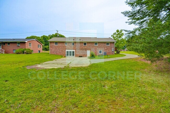Building Photo - 810 Polo Rd