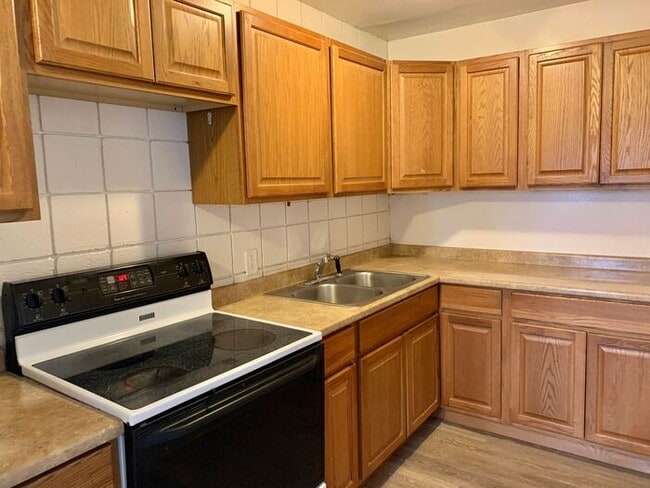 Building Photo - 1/2 Off First Month! Ground-Floor 1-Bedroom Near City Park