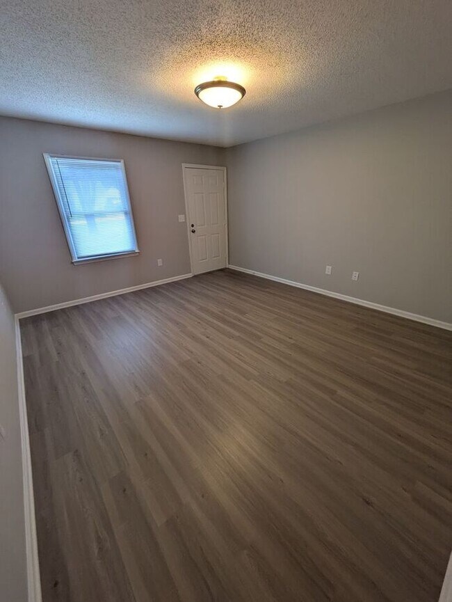 Building Photo - 2BD/1B End Unit at Northtowne Heights