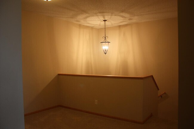 Building Photo - 711 Willow Glen Dr