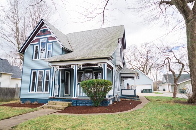 Building Photo - 3 bed 1.5 bath Downtown Valparaiso Home