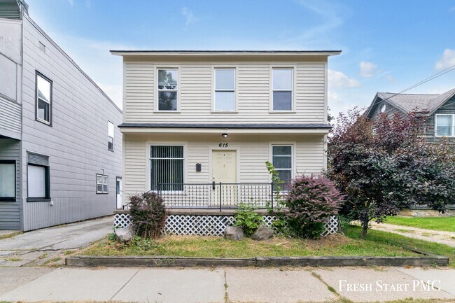 Primary Photo - 615 Davis St