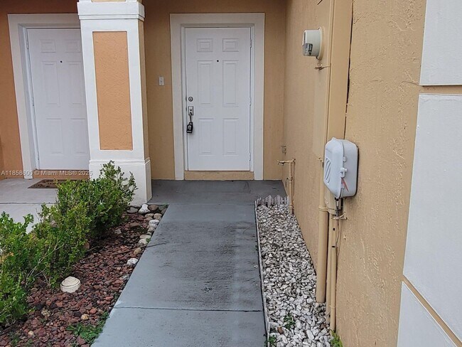 Building Photo - 570 Princess Dr