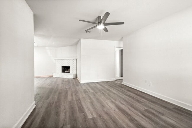 Building Photo - 412 W Austin St