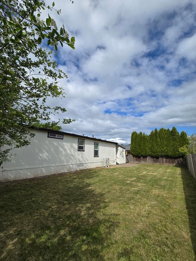 Building Photo - Pet Friendly 3 Bed / 2Bath Home w/ Carport