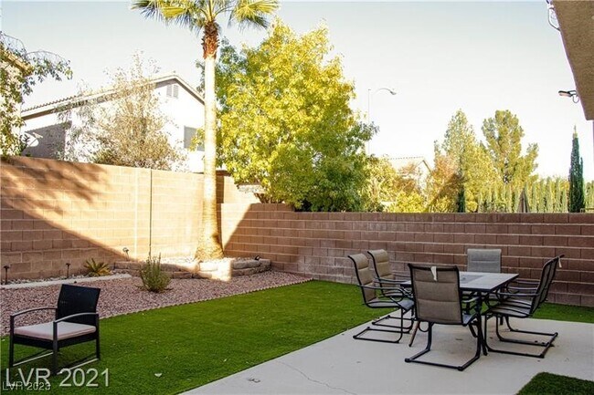 Building Photo - 9512 Green Vineyard Ave