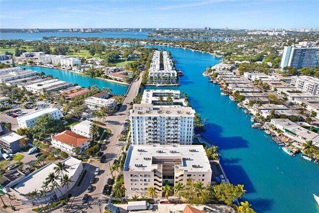 Building Photo - 7133 Bay Dr