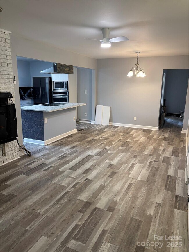 Building Photo - 6225 Branch Hill Cir