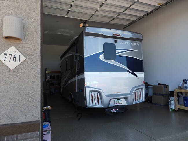 Building Photo - 3 Bedroom 2 Bathroom