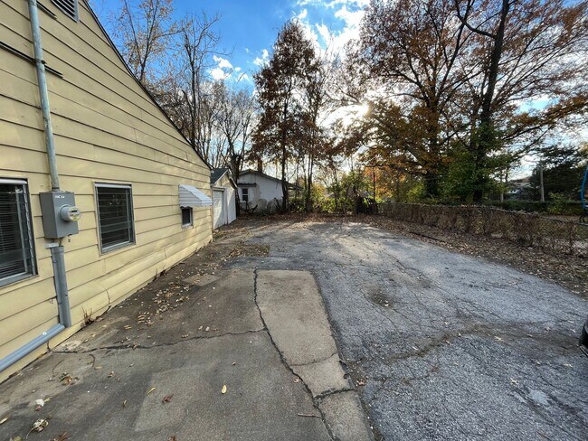 Building Photo - Renovated 3 bedroom 1 Bath with Detached G...