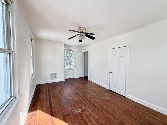 Building Photo - FOR RENT- Spacious 4 Bedroom 2 Bath Home in Penns Grove $2000