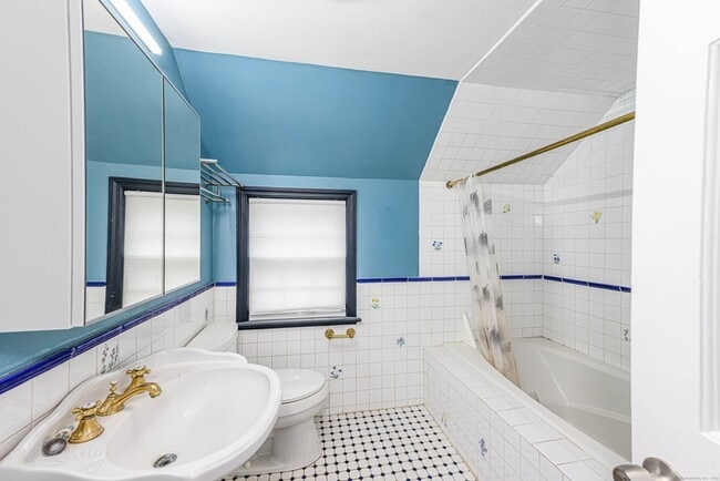 Building Photo - 1670 Hartford Tpke