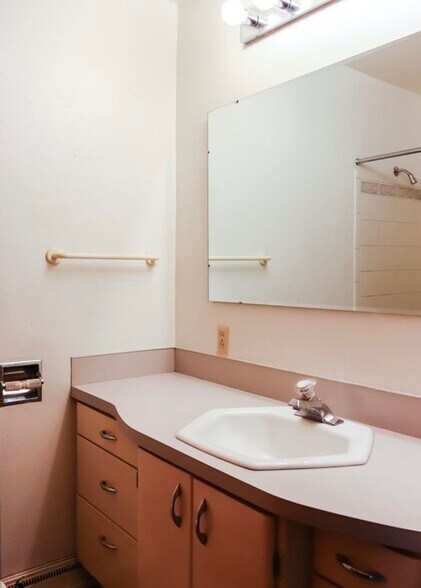 Building Photo - 1310 NE Williams St